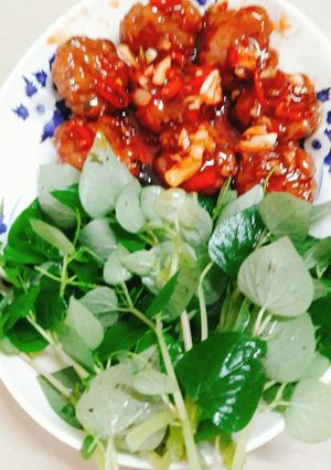 Hình của món Thịt viên rim tỏi ớt.