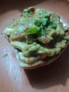 Una foto de Molletes con tequila y guacamole a los tres chiles frescos geras
