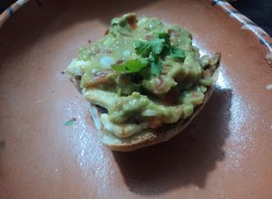 Una foto de Molletes con tequila y guacamole a los tres chiles frescos geras