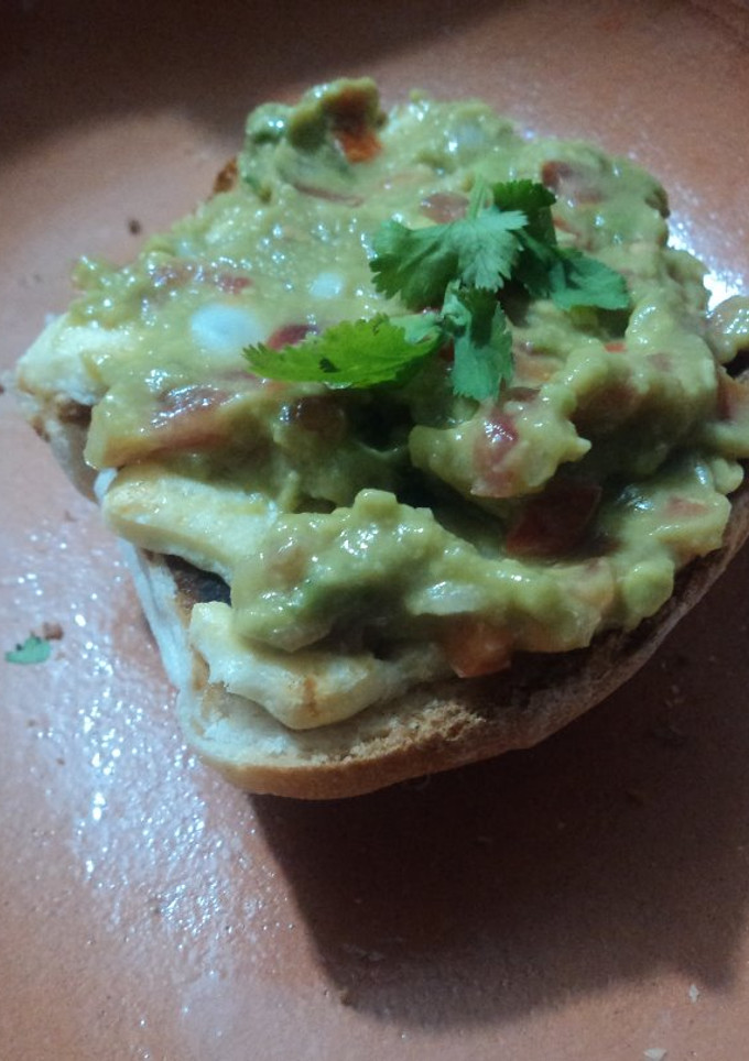 Una foto de Molletes con tequila y guacamole a los tres chiles frescos geras