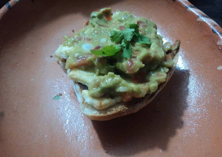 Molletes con tequila y guacamole a los tres chiles frescos geras