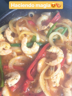Una foto de Gambas con verduras!!!😋🍤