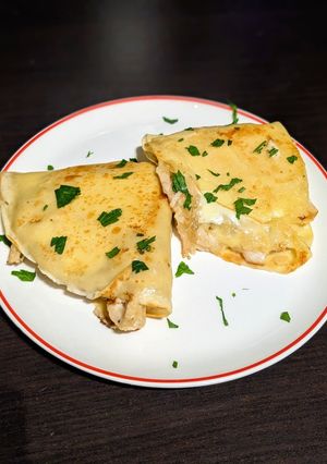 Una foto de 🧀 Crepes rellenos de pollo y queso 🍗