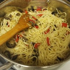 A picture of Garlic and olive oil.