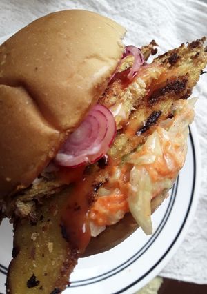 Una foto de Sándwich de berenjenas empanizadas con ensalada de col y zanahoria🤔