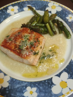 Una foto de Salmón a la crema de rabanitos y trigueros