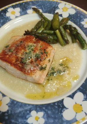 Foto principal de Salmón a la crema de rabanitos y trigueros