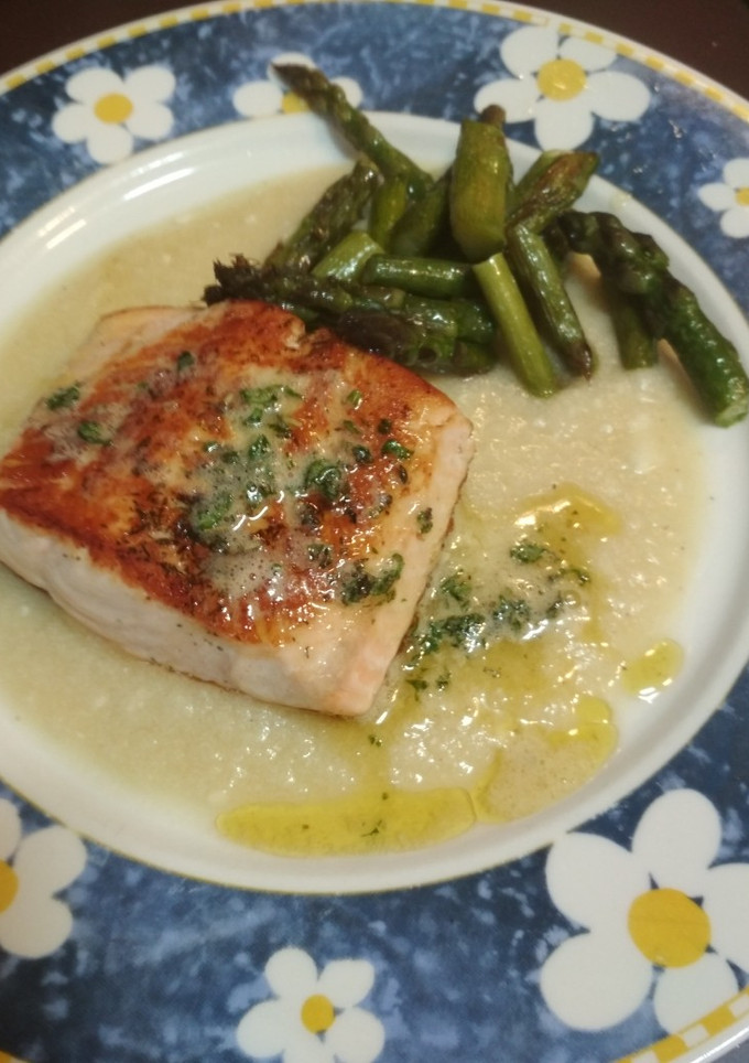 Una foto de Salmón a la crema de rabanitos y trigueros