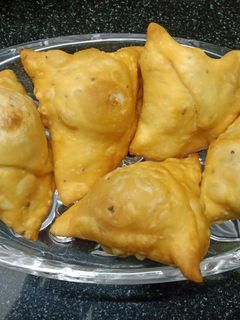 कच्चे केले के समोसे (Kacche kele ke samose recipe in Hindi) रेसिपी मुख्य फोटो