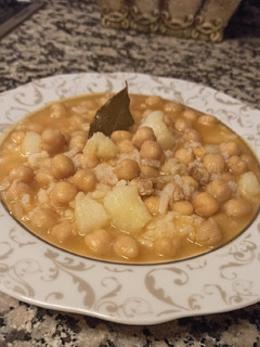 Una foto de Garbanzos con arroz y bacalao
