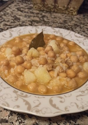 Foto principal de Garbanzos con arroz y bacalao