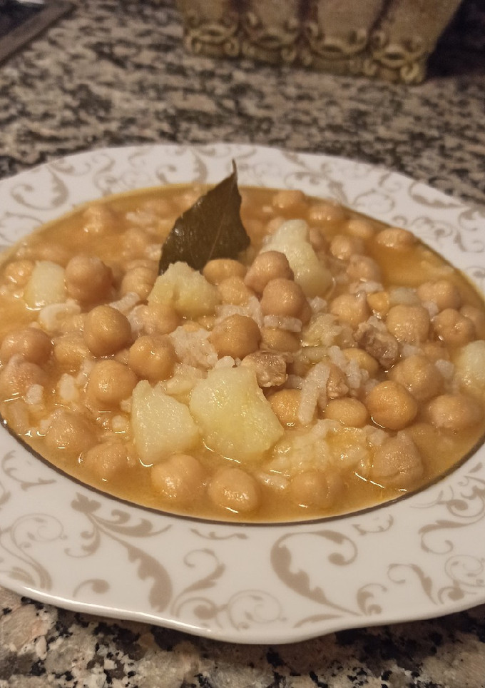 Una foto de Garbanzos con arroz y bacalao