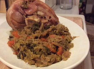 Une photo de Jarret de Porc 1/2 sel et Chou vert et carottes braisés