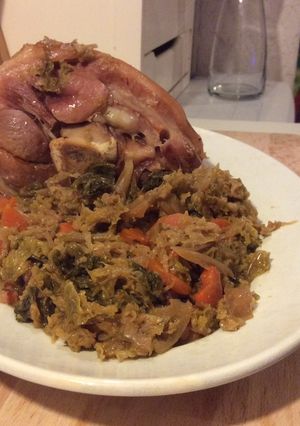 Une photo de Jarret de Porc 1/2 sel et Chou vert et carottes braisés