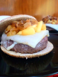 Una foto de Hamburguesa con cebolla y manzana caramelizadas y queso de cabra