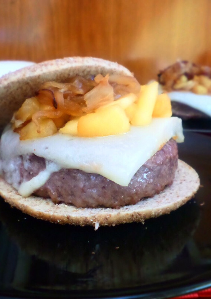 Una foto de Hamburguesa con cebolla y manzana caramelizadas y queso de cabra