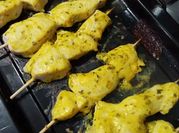 Una foto de brochetas de pollo