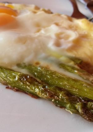 Una foto de Espárrago con queso y huevo