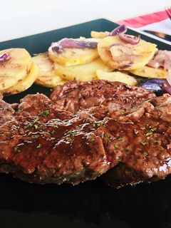 Una foto de Ternera con patatas al horno