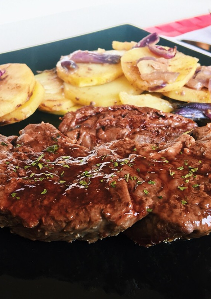 Una foto de Ternera con patatas al horno