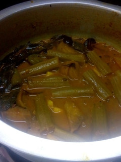 முருங்கை கத்தரி புளிக்குழம்பு (Murunkai kathari pulikulambu recipe in tamil) செய்முறை முக்கிய புகைப்படம்