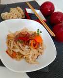 Noodles de arroz con pollo y verduras