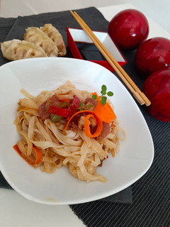 Una foto de Noodles de arroz con pollo y verduras
