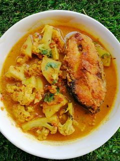 ফুলকপি আলু দিয়ে কাতলা মাছের ঝোল (Foolkopi aloo diye katla macher recipe in Bengali) রেসিপির প্রধান ছবি