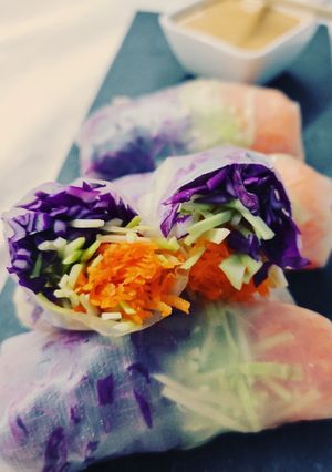 Foto di Rainbow rolls con salsa alle arachidi