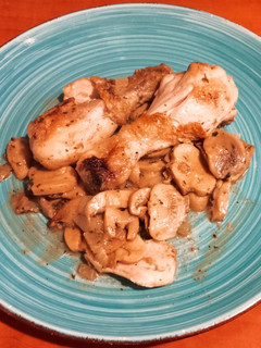 Una foto de Muslos de Pollo con champiñones