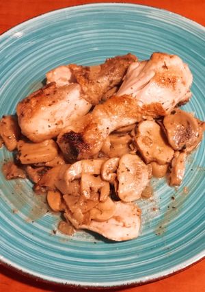 Una foto de Muslos de Pollo con champiñones