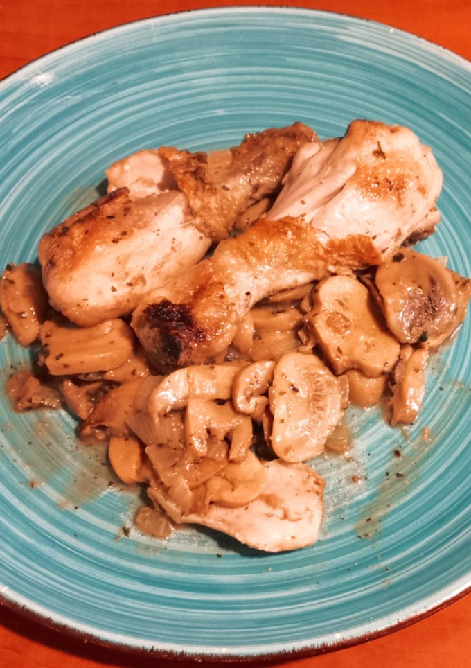 Una foto de Muslos de Pollo con champiñones