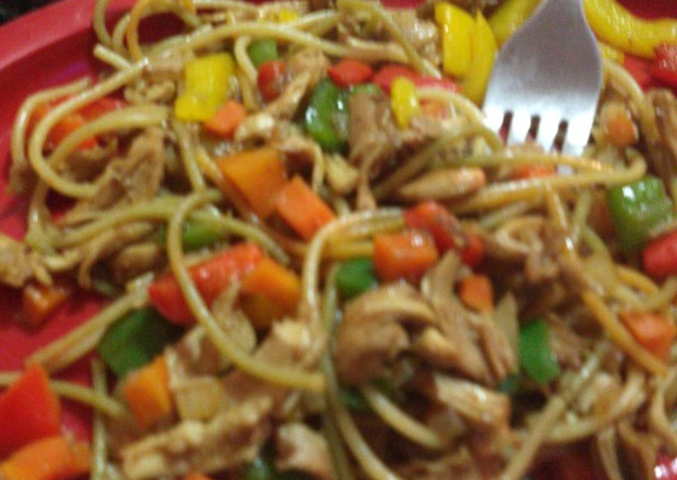 Fideos chinos con pollo y morrón