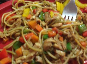 Una foto de Fideos chinos con pollo y morrón
