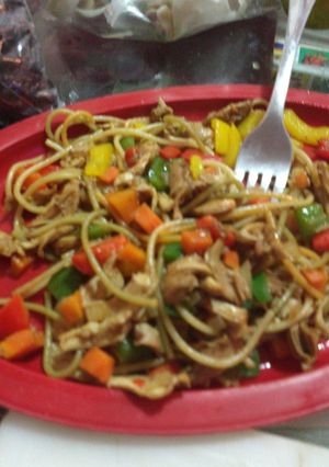 Una foto de Fideos chinos con pollo y morrón