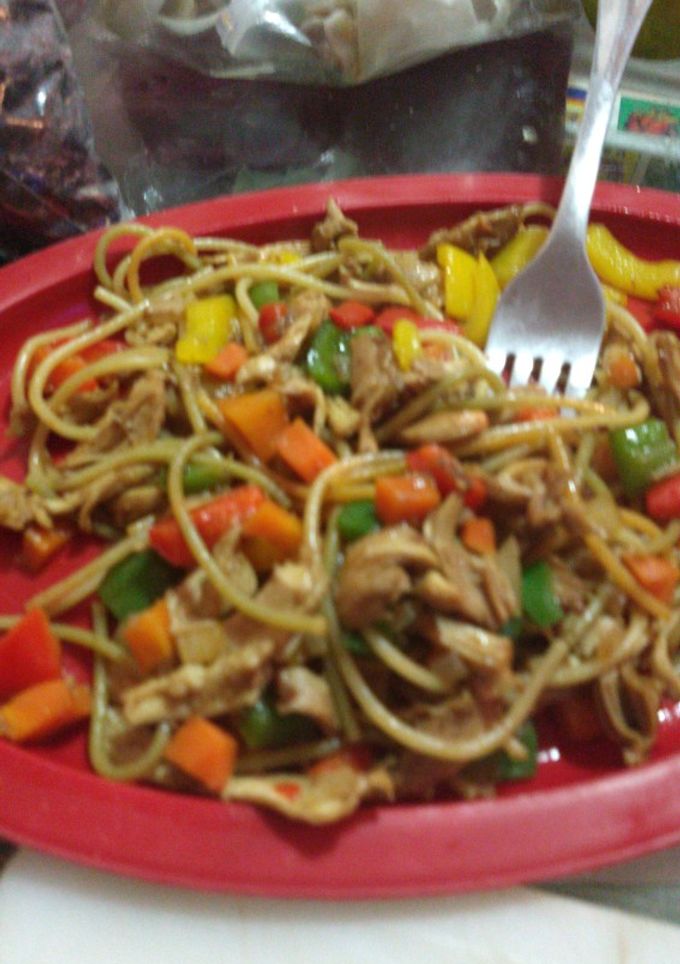Una foto de Fideos chinos con pollo y morrón