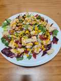 82. Ensalada templada de frankfurt y pan tostado