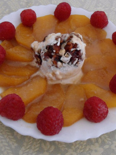 Una foto de Melocotón con caramelo y helado