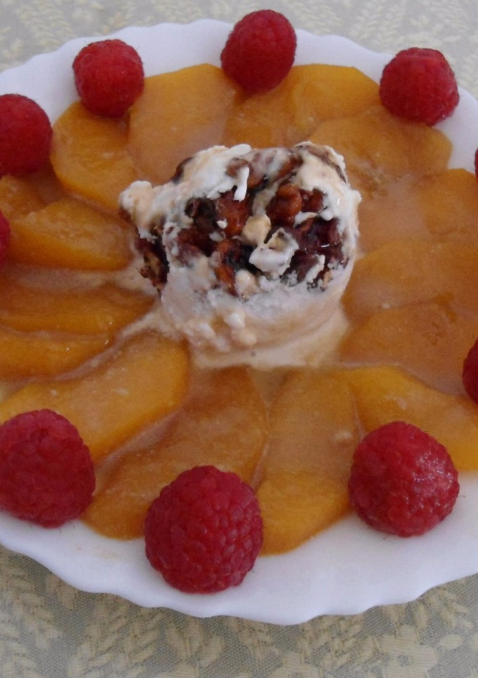 Una foto de Melocotón con caramelo y helado