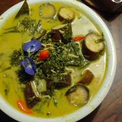 รูปของ Daun singkong masak santan