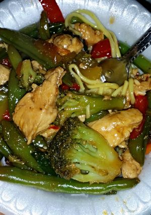 A picture of Chicken & veggie stir-fry.