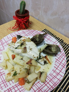 Una foto de Lubina al horno con Verduras