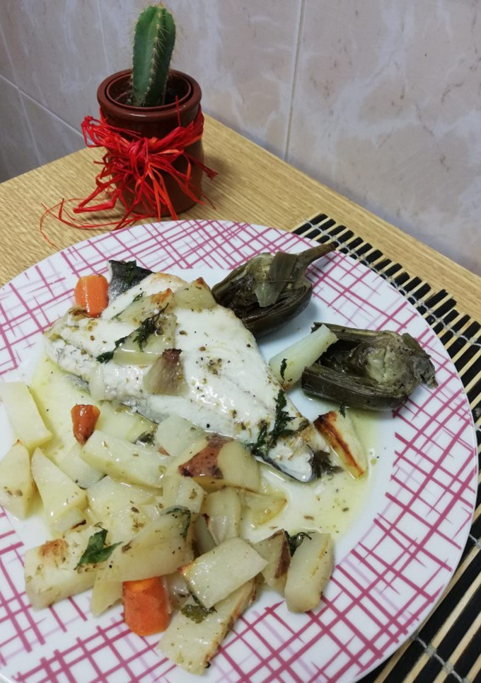 Una foto de Lubina al horno con Verduras