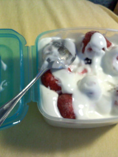 A picture of yummy yogurt parfait.