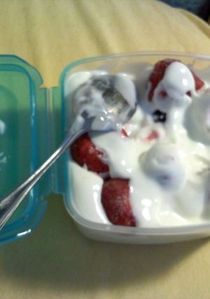 A picture of yummy yogurt parfait.