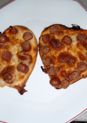 Una foto de Pizza de San Valentín en forma de corazón