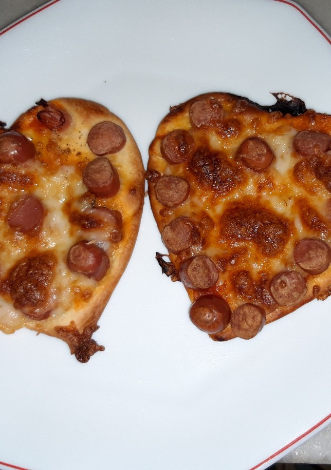 Una foto de Pizza de San Valentín en forma de corazón