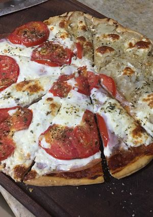 Una foto de Pizza 1/2 integral, 1/2 harina bca
