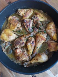Una foto de Pollo en salsa de cerveza, miel y mostaza con champiñones