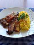Bistec de hígado encebollado con arroz y plátano maduro